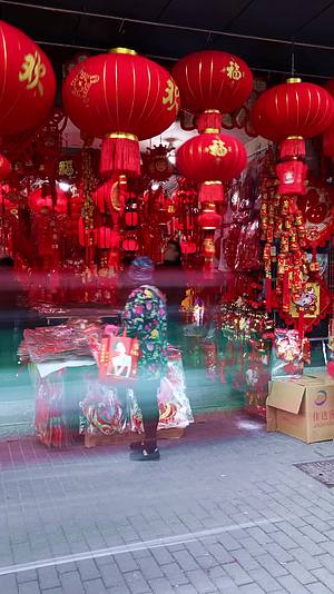 上海豫园商店展示的灯笼和人流延时视频的预览图