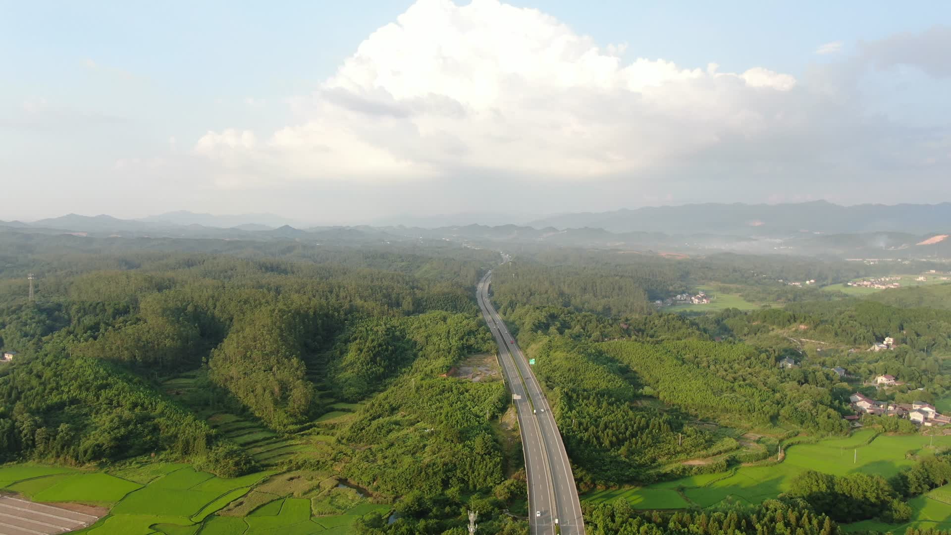 航拍大山中的高速路视频的预览图