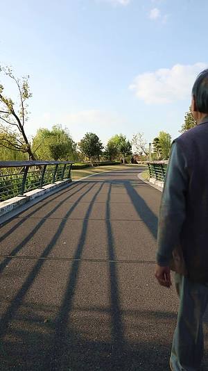 在户外散步的一个老年男人背影视频的预览图