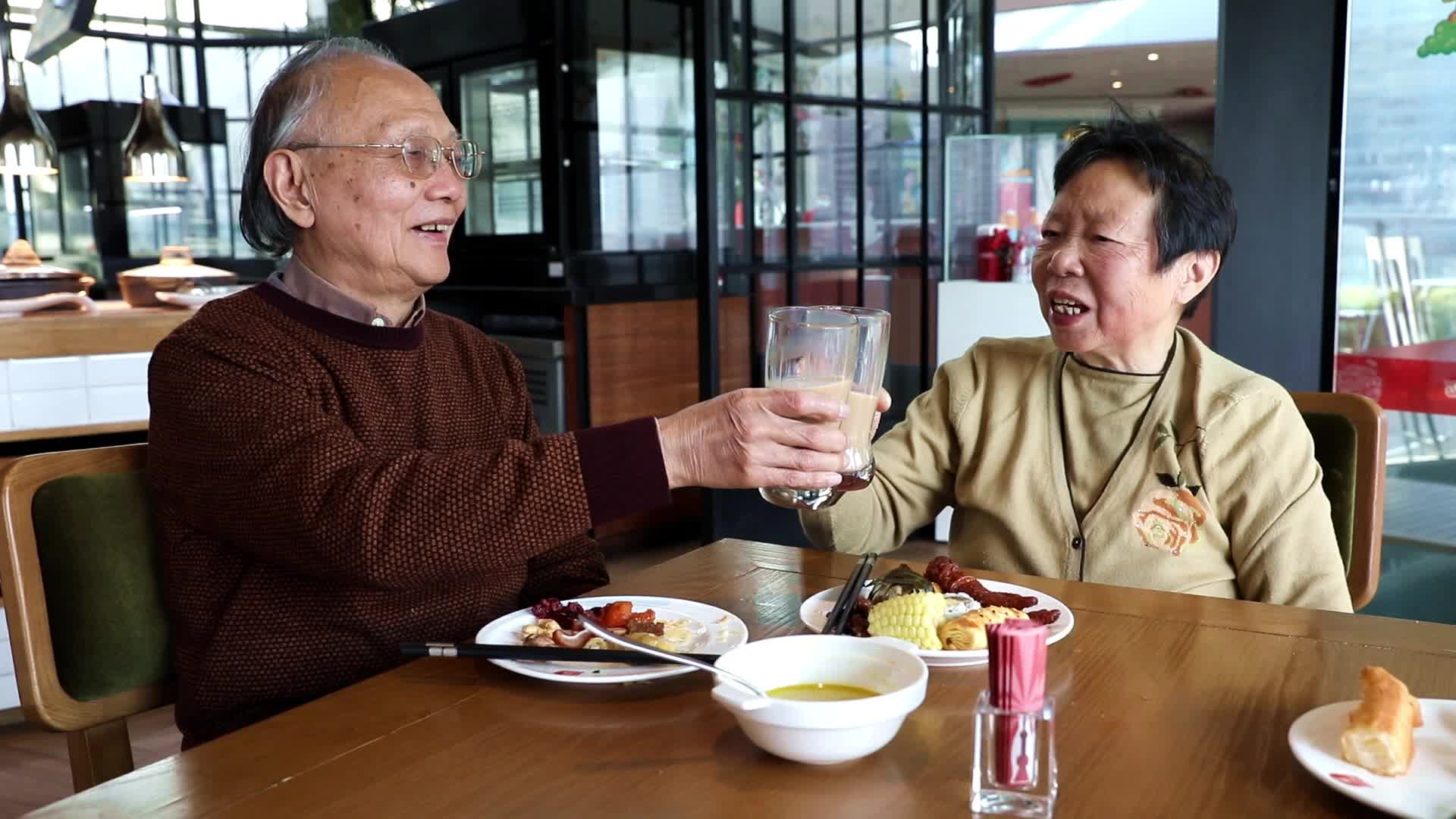 老年夫妇在餐厅吃饭干杯视频的预览图