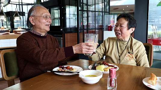 老年夫妇在餐厅吃饭干杯视频的预览图
