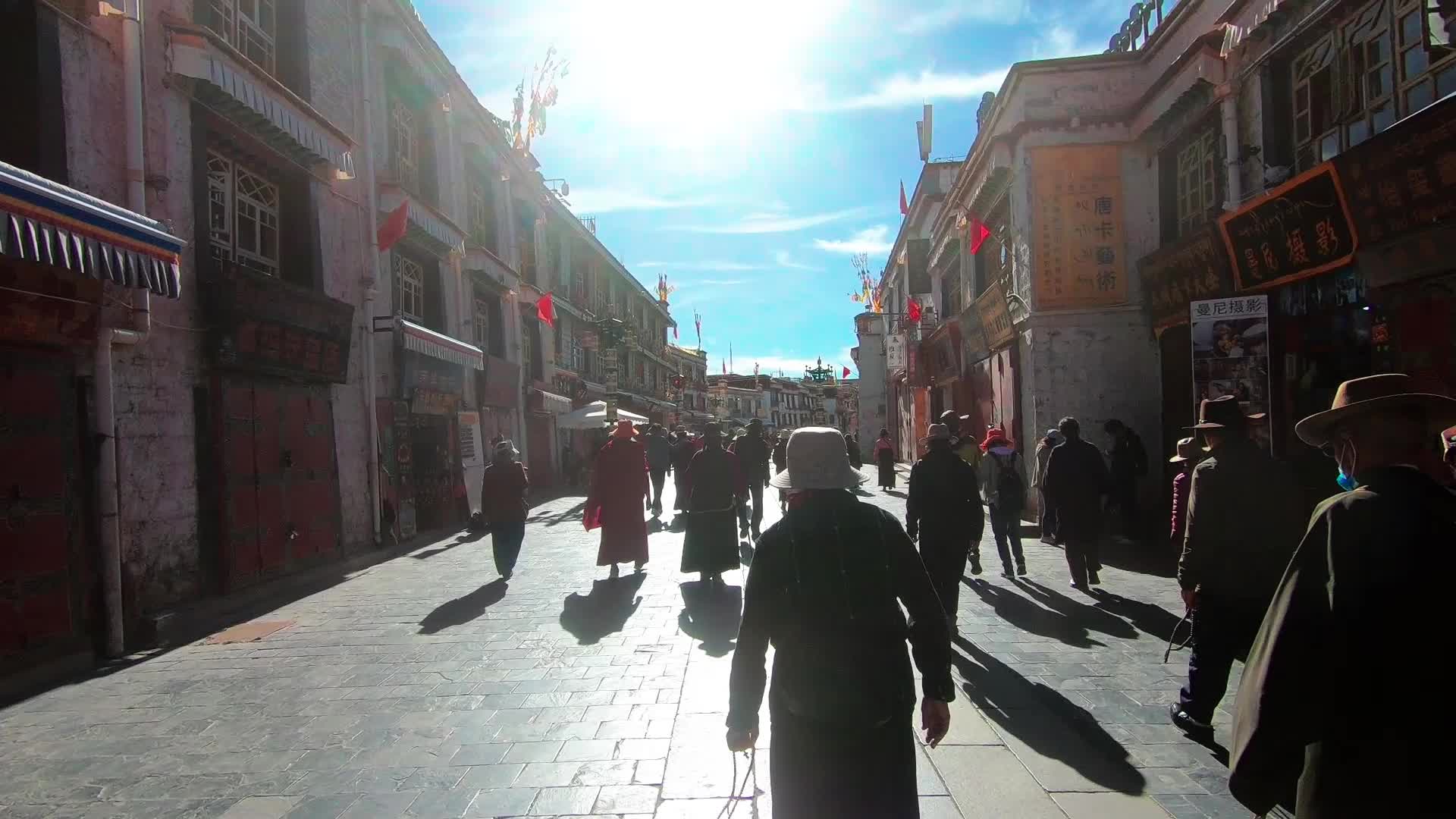 西藏八角街早上街道视频的预览图