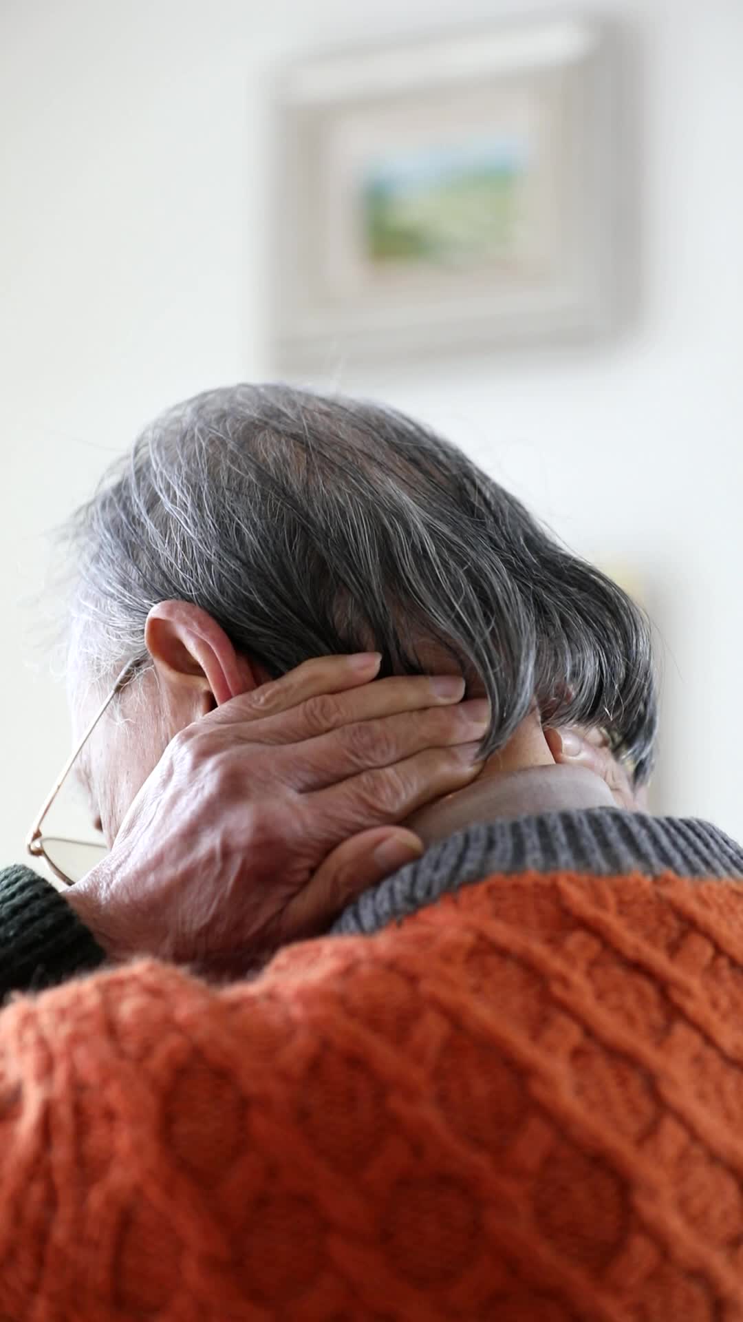 老年男人颈椎痛用手按摩视频的预览图