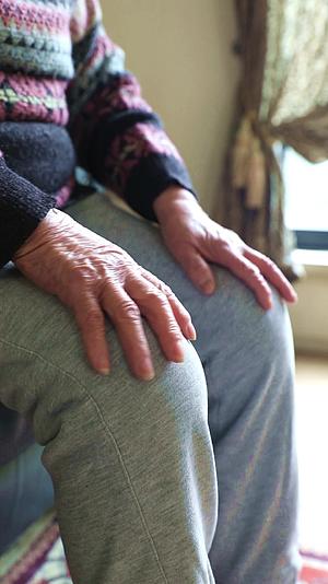 老年女人膝关节痛用手按摩视频的预览图