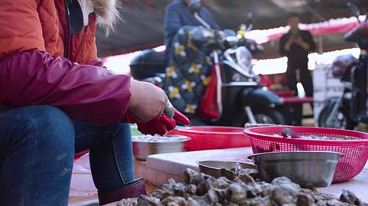 4K菜市场撬海蛎视频的预览图