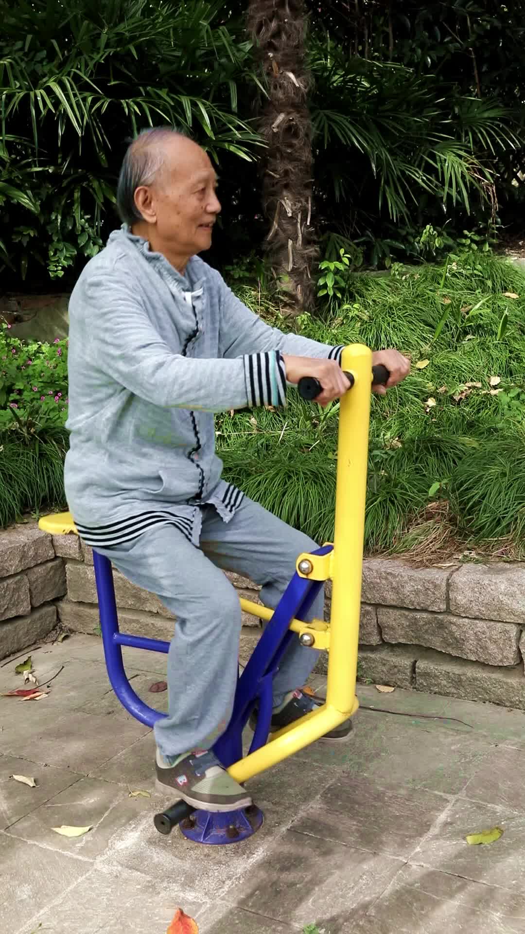 在小区健身器材上运动锻炼的老人视频的预览图
