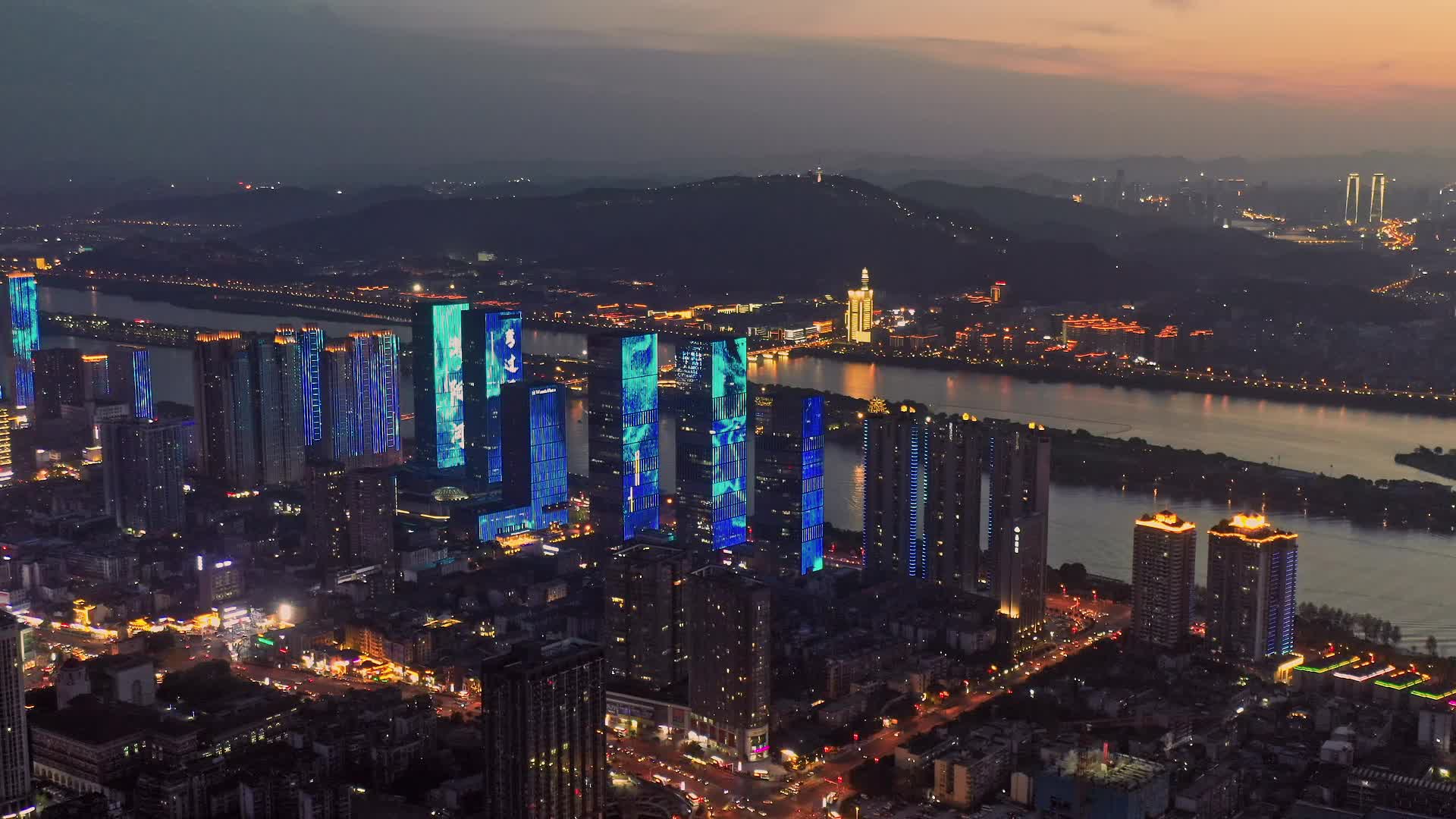 长沙湘江沿江城市万达广场夜景航拍视频的预览图