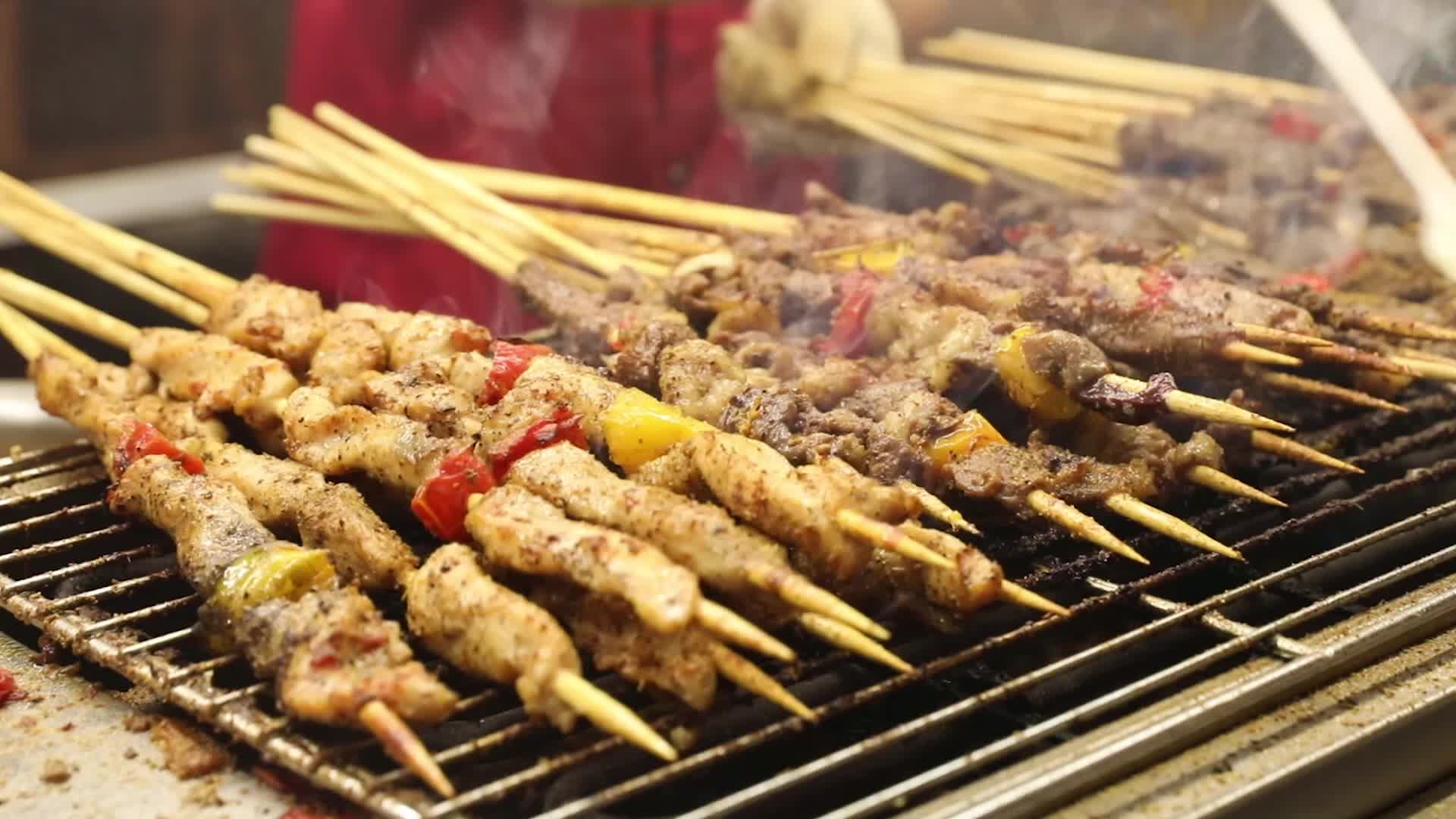 传统特色美食小吃烤肉串视频的预览图