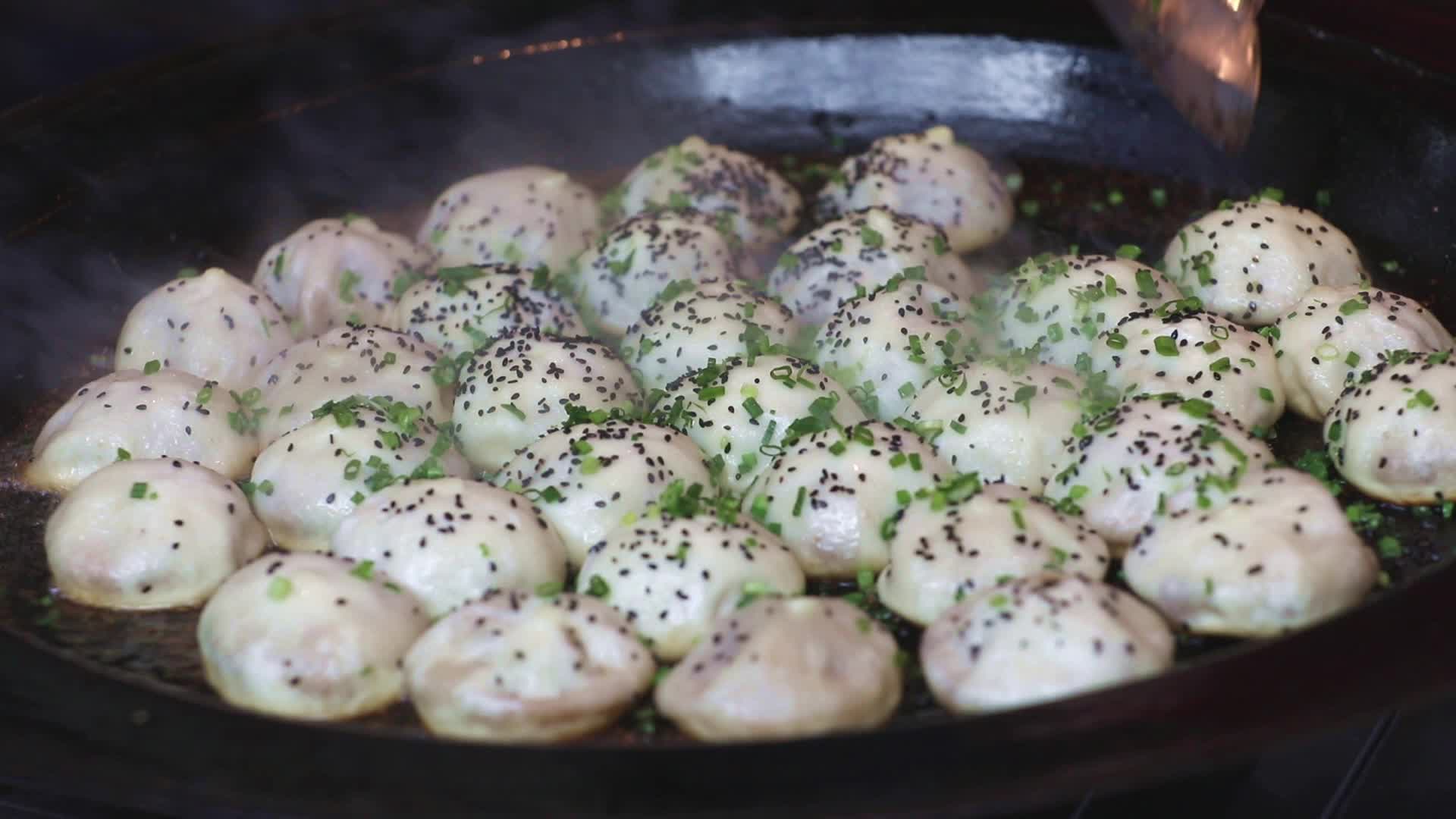 传统美食小吃生煎包视频的预览图