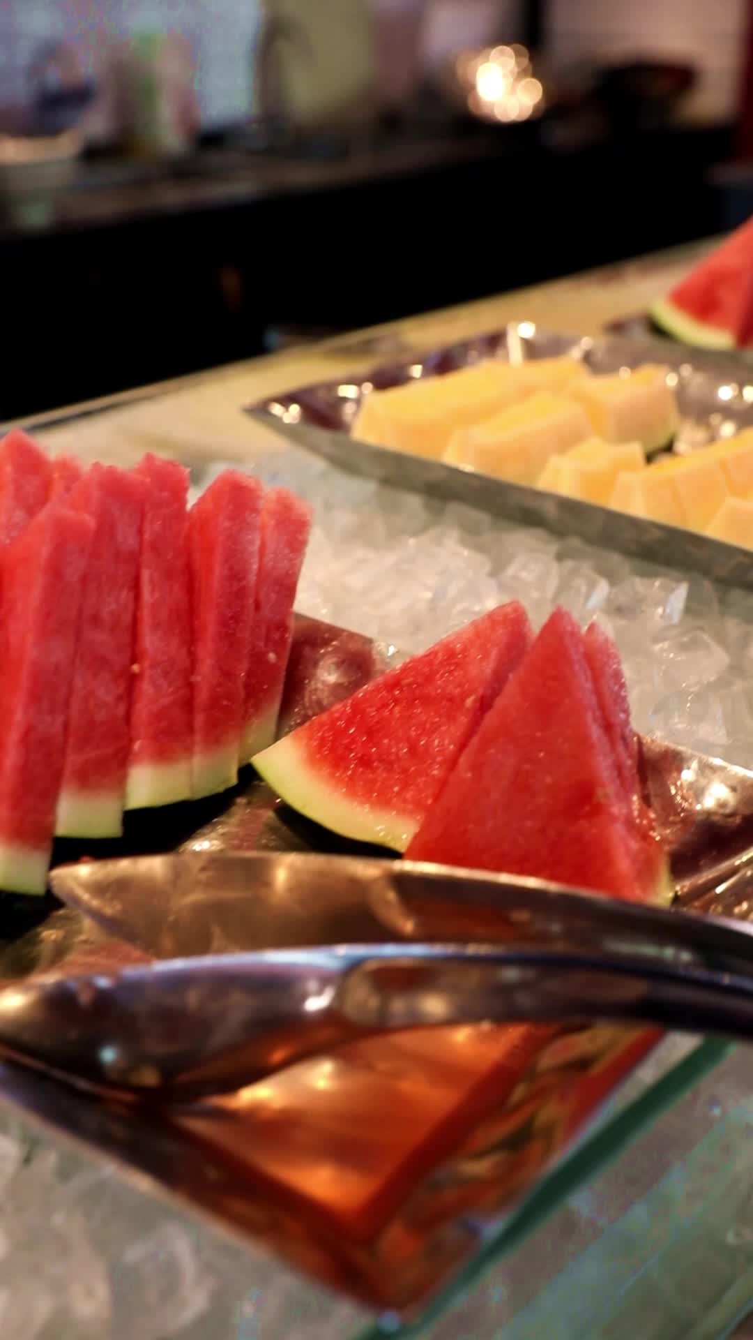 自助餐取餐区的水果视频的预览图