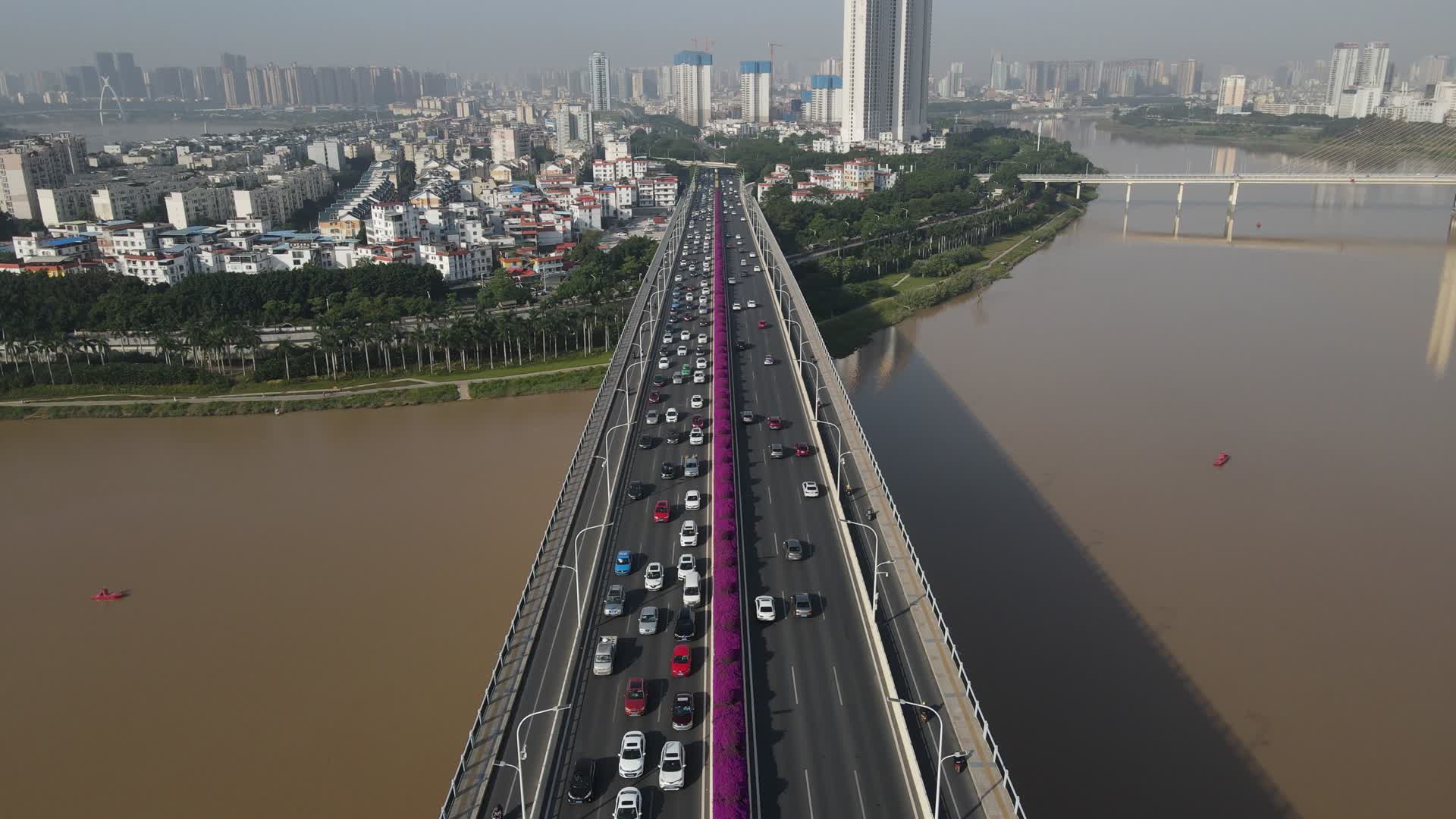 广西南宁邕江葫芦鼎大桥航拍视频视频的预览图