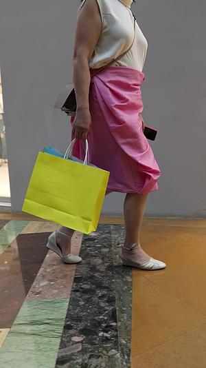 拿着购物袋走在购物中心的时尚女人视频的预览图