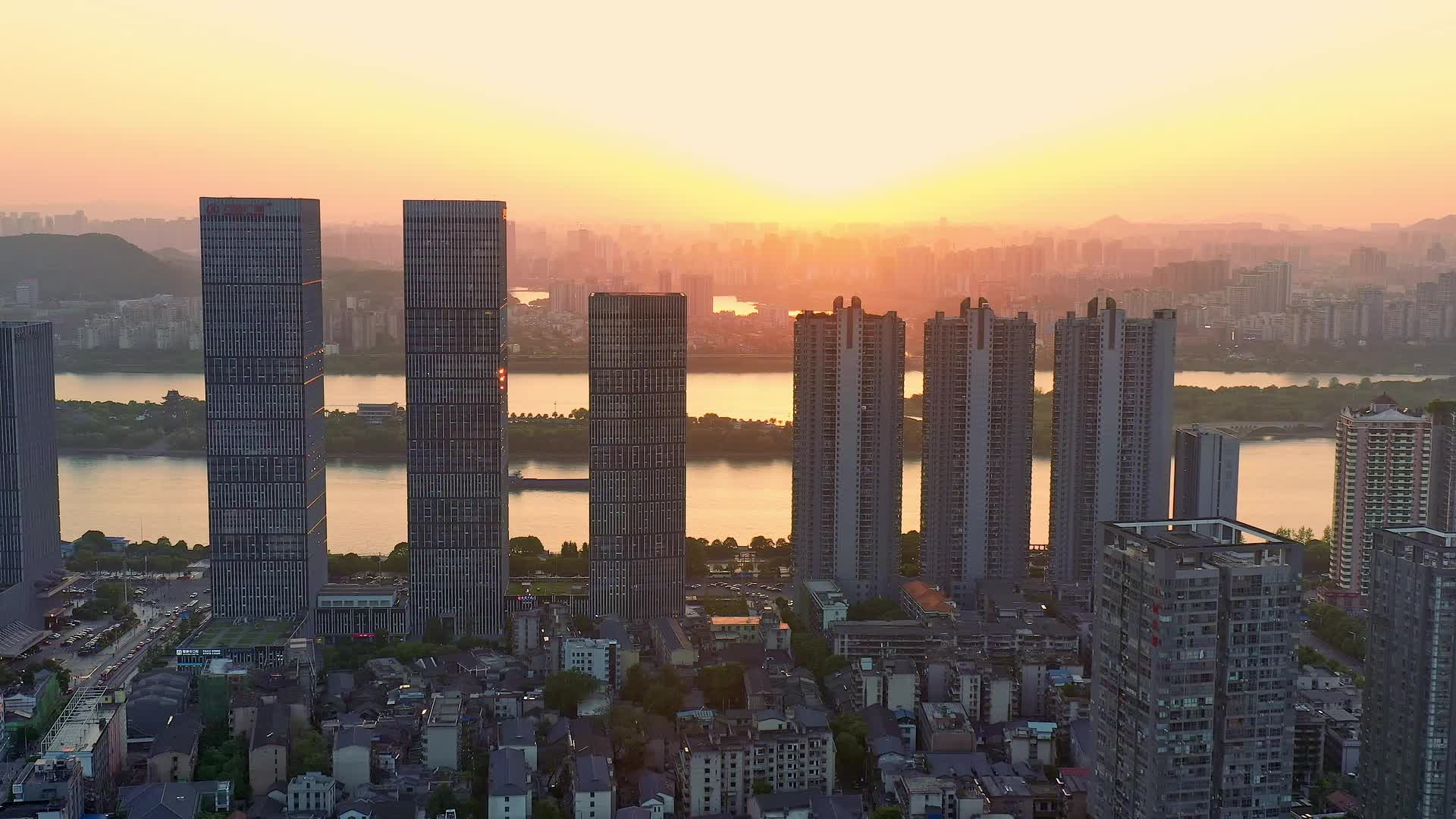 长沙湘江沿江城市万达广场晚霞日落航拍视频的预览图