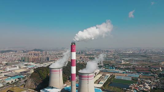 4K航拍碳交易工业火力发电站烟囱视频的预览图