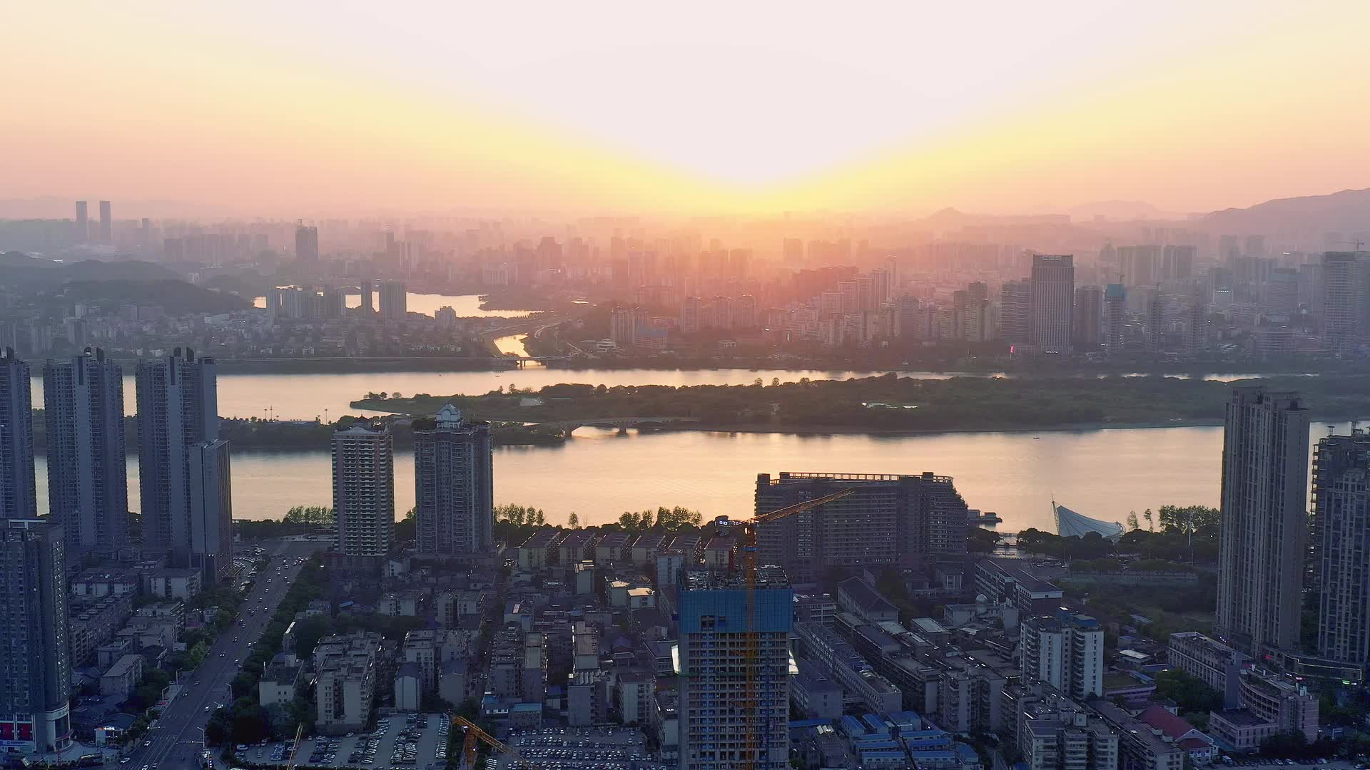 长沙湘江沿江城市万达广场晚霞日落航拍视频的预览图