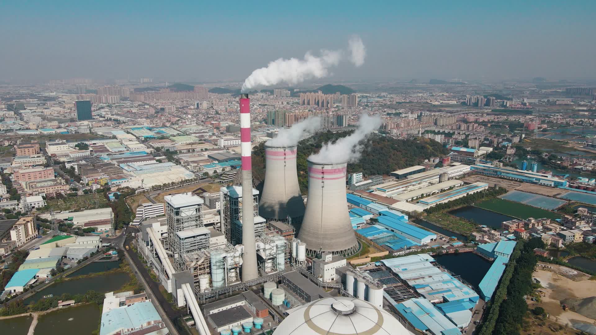 4K工业碳交易火力发电站烟囱视频的预览图