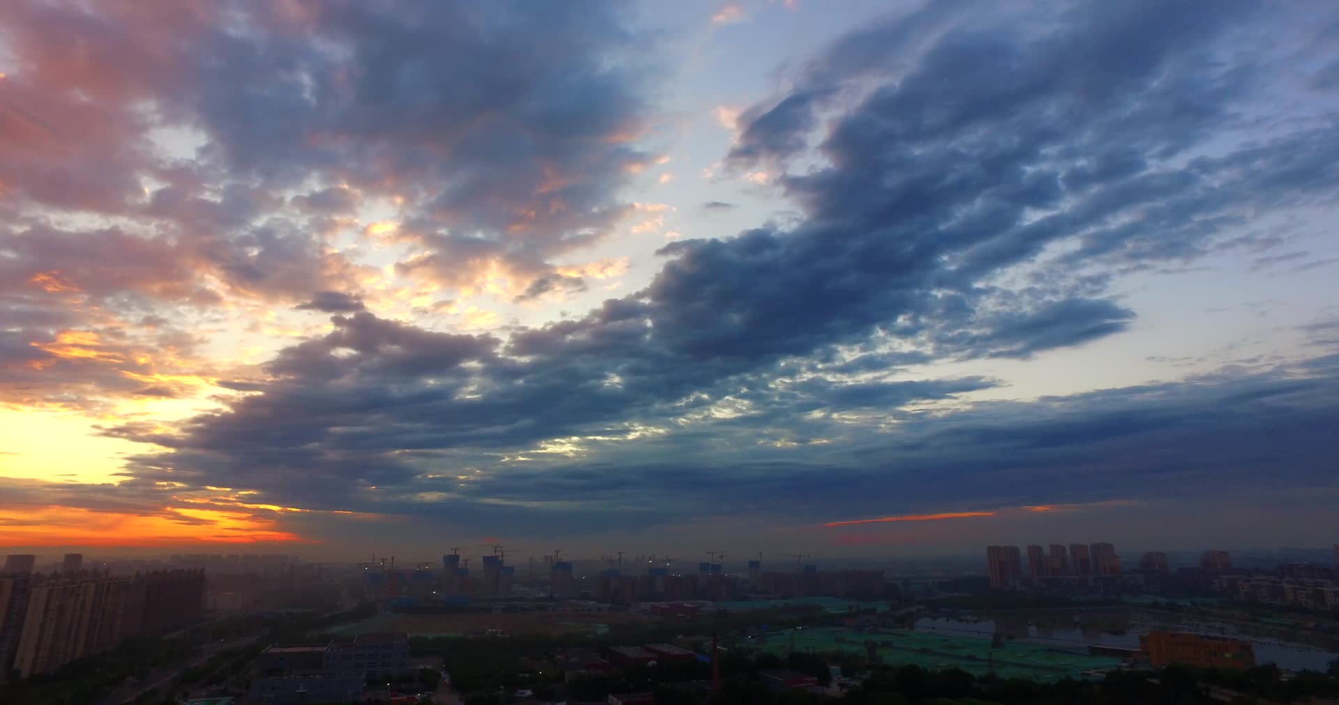 城市日出清晨早晨初升的太阳视频的预览图
