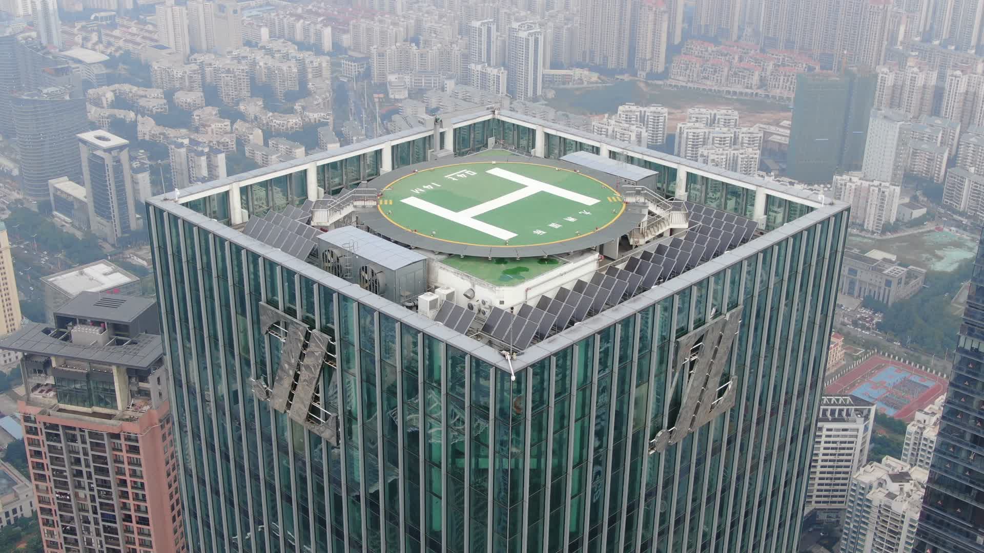 航拍城市高楼停机坪视频的预览图