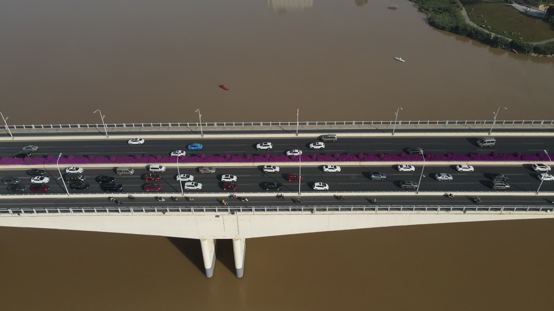 广西南宁邕江葫芦鼎大桥航拍视频视频的预览图