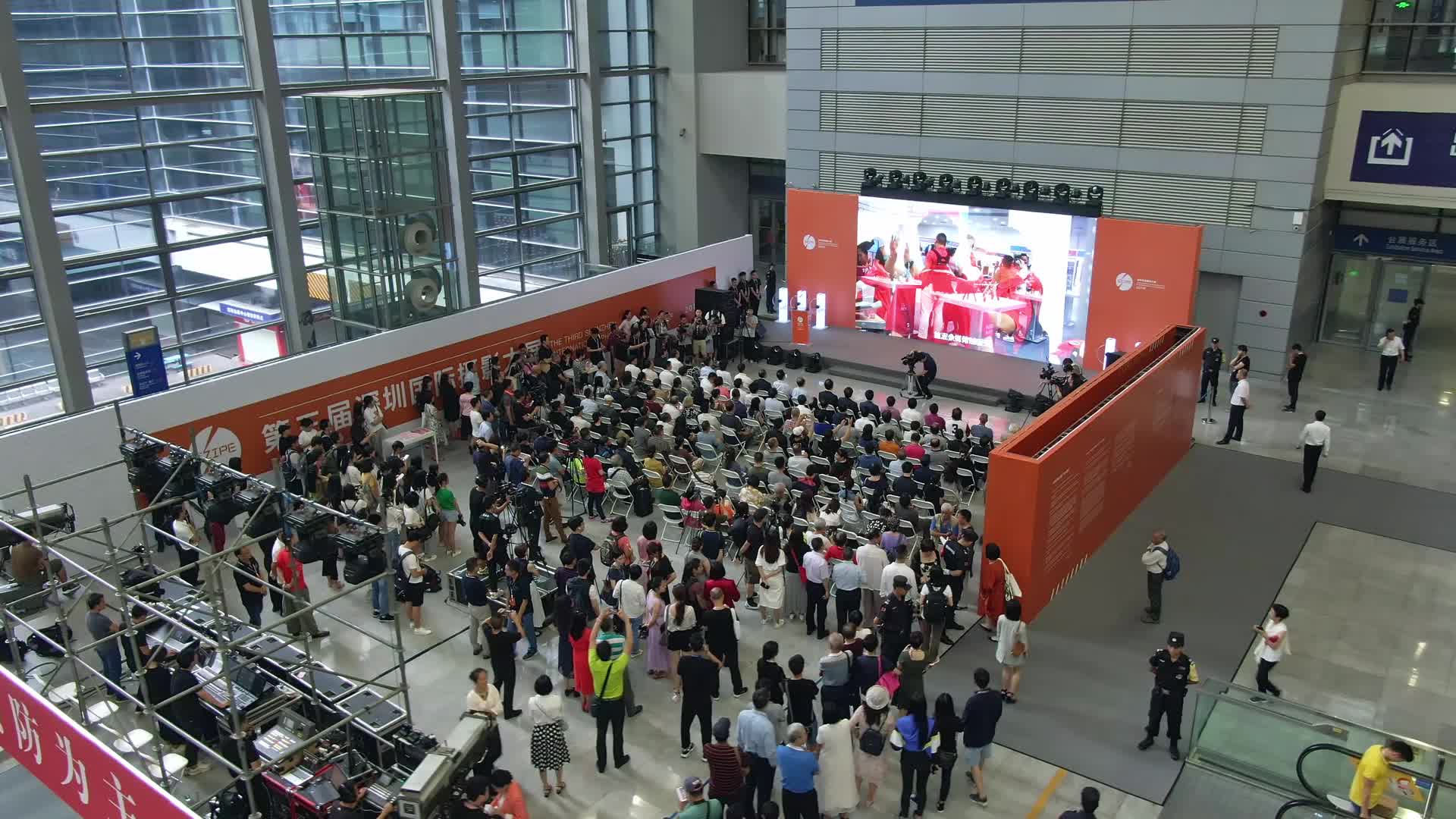 深圳会展中心摄影展会游客观展视频的预览图