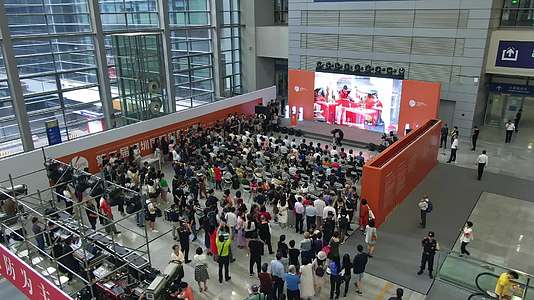 深圳会展中心摄影展会游客观展视频的预览图