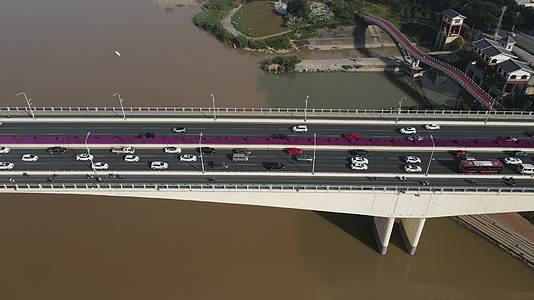广西南宁邕江跨河大桥交通航拍视频的预览图