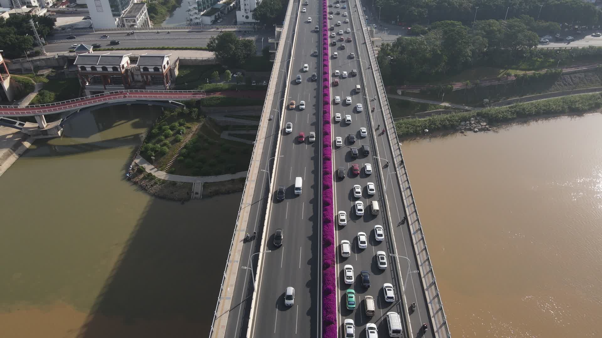 广西南宁城市拥堵的交通航拍视频视频的预览图