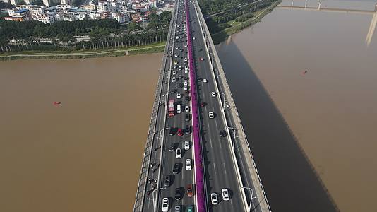 广西南宁邕江跨河大桥交通航拍视频的预览图