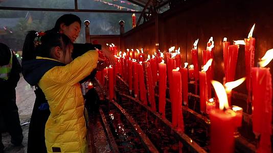 寺庙游客点香蜡烛视频的预览图