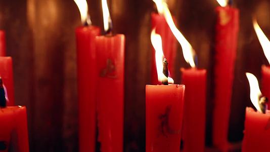寺庙游客点香蜡烛视频的预览图
