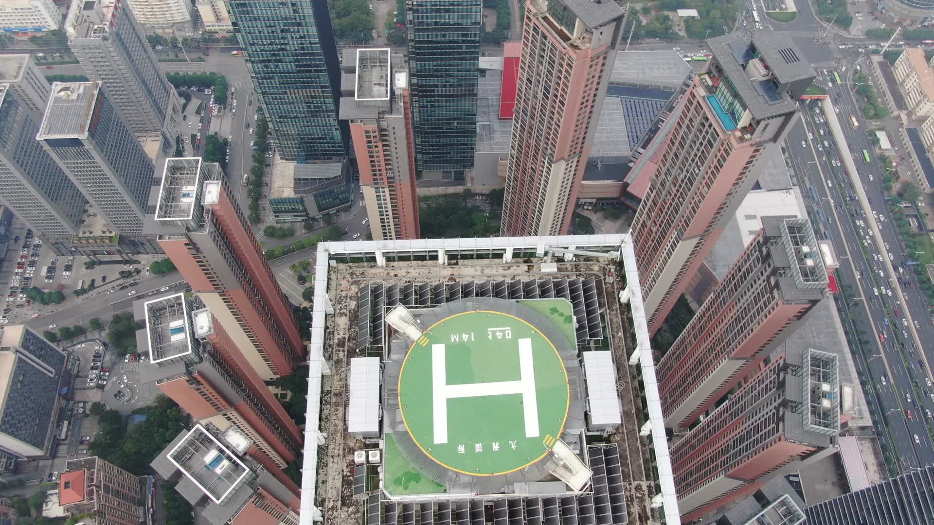 航拍城市高楼停机坪视频的预览图