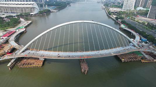 广州珠江上的海心桥航拍视频的预览图