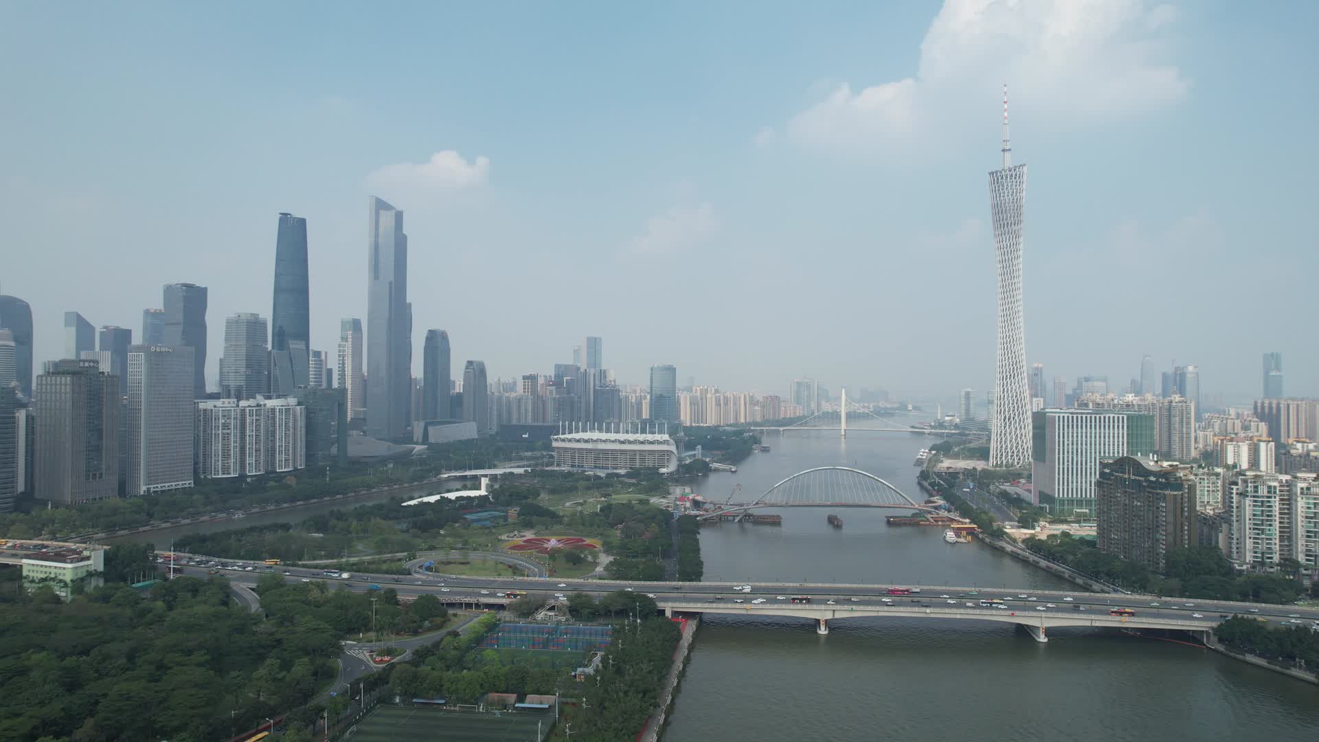 4K航拍广州珠江上的海心桥视频的预览图