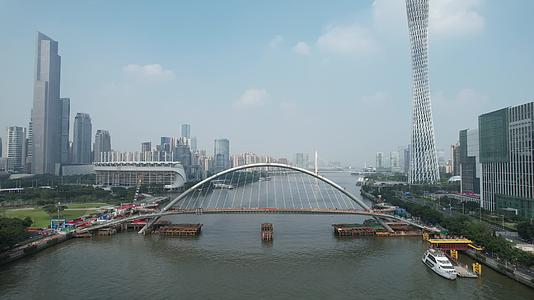 4K航拍广州珠江上的海心桥视频的预览图