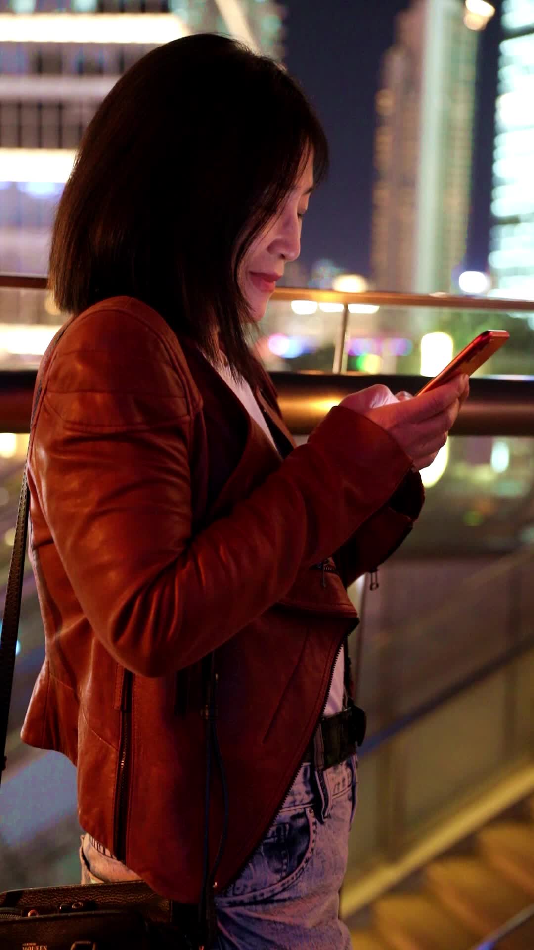 一个女人在户外看手机视频的预览图