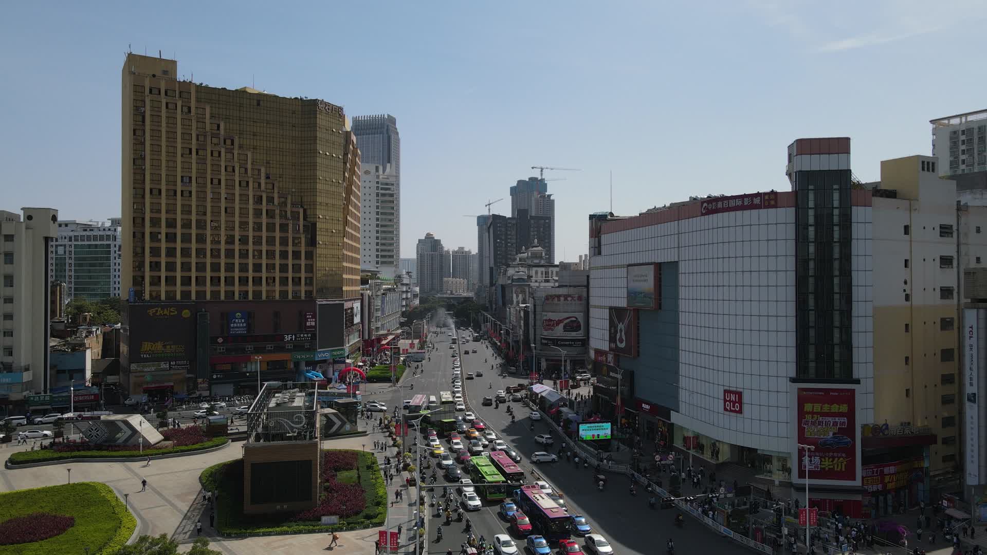 航拍广西南宁朝阳路商业街视频的预览图