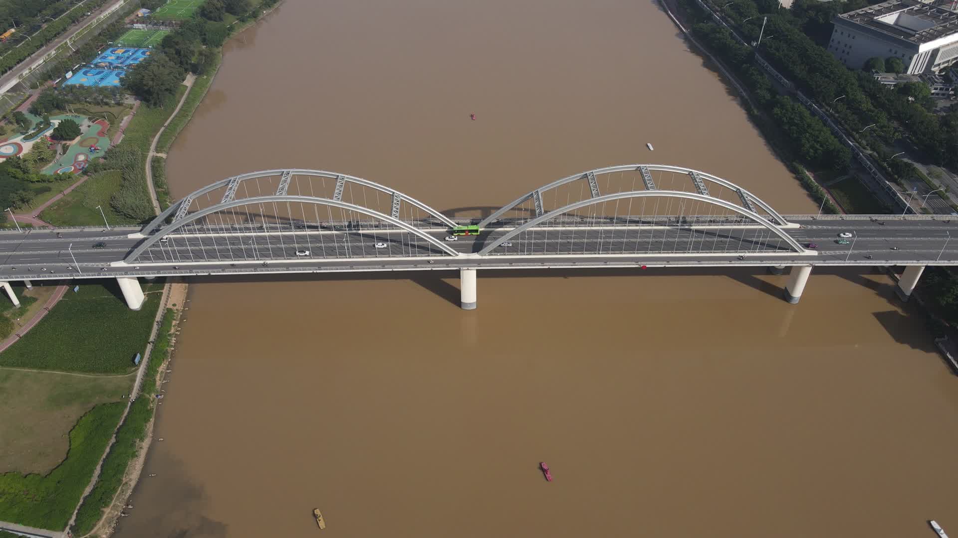 广西南宁邕江凌铁大桥航拍视频视频的预览图