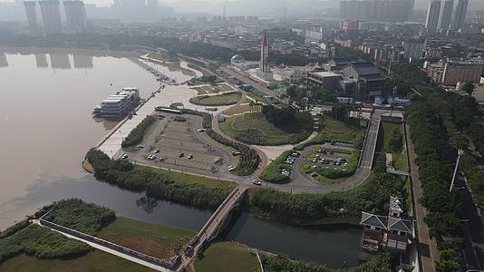广西南宁邕江城市风光带4K航拍视频视频的预览图