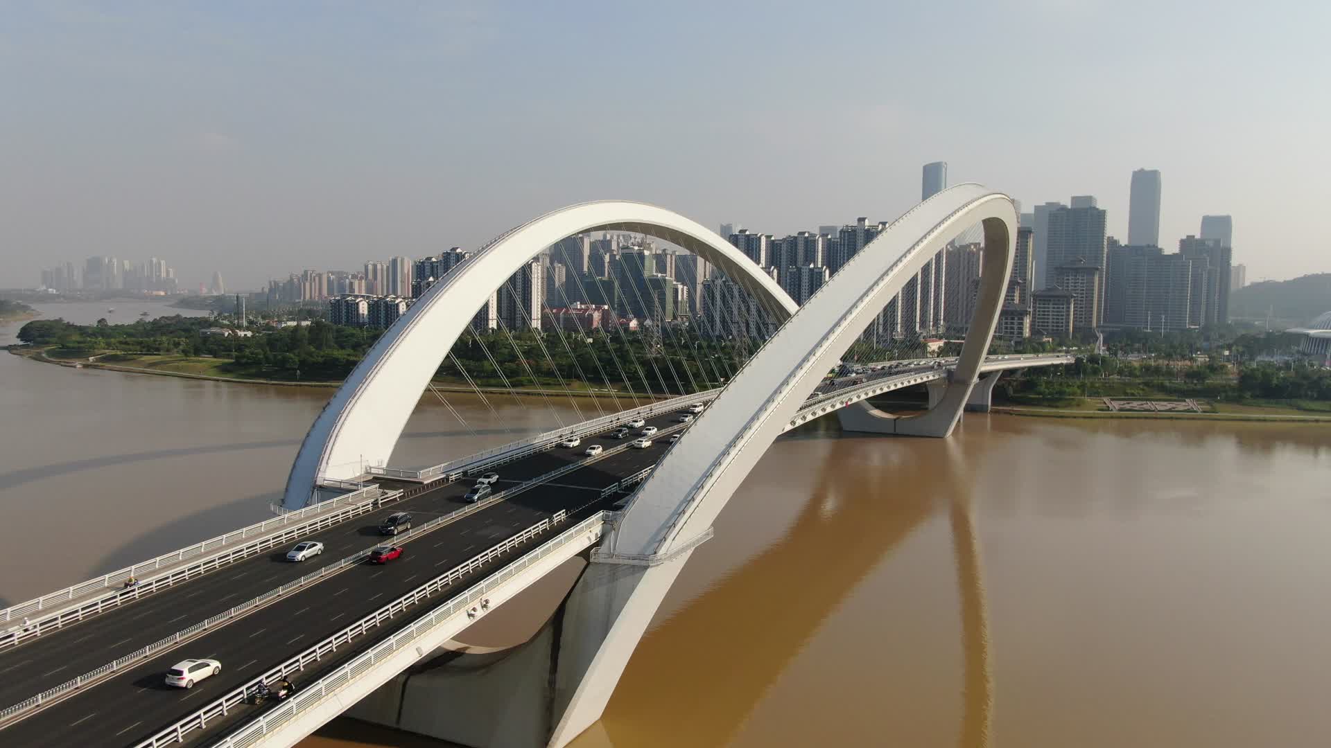 航拍广西南宁大桥地标建筑视频的预览图