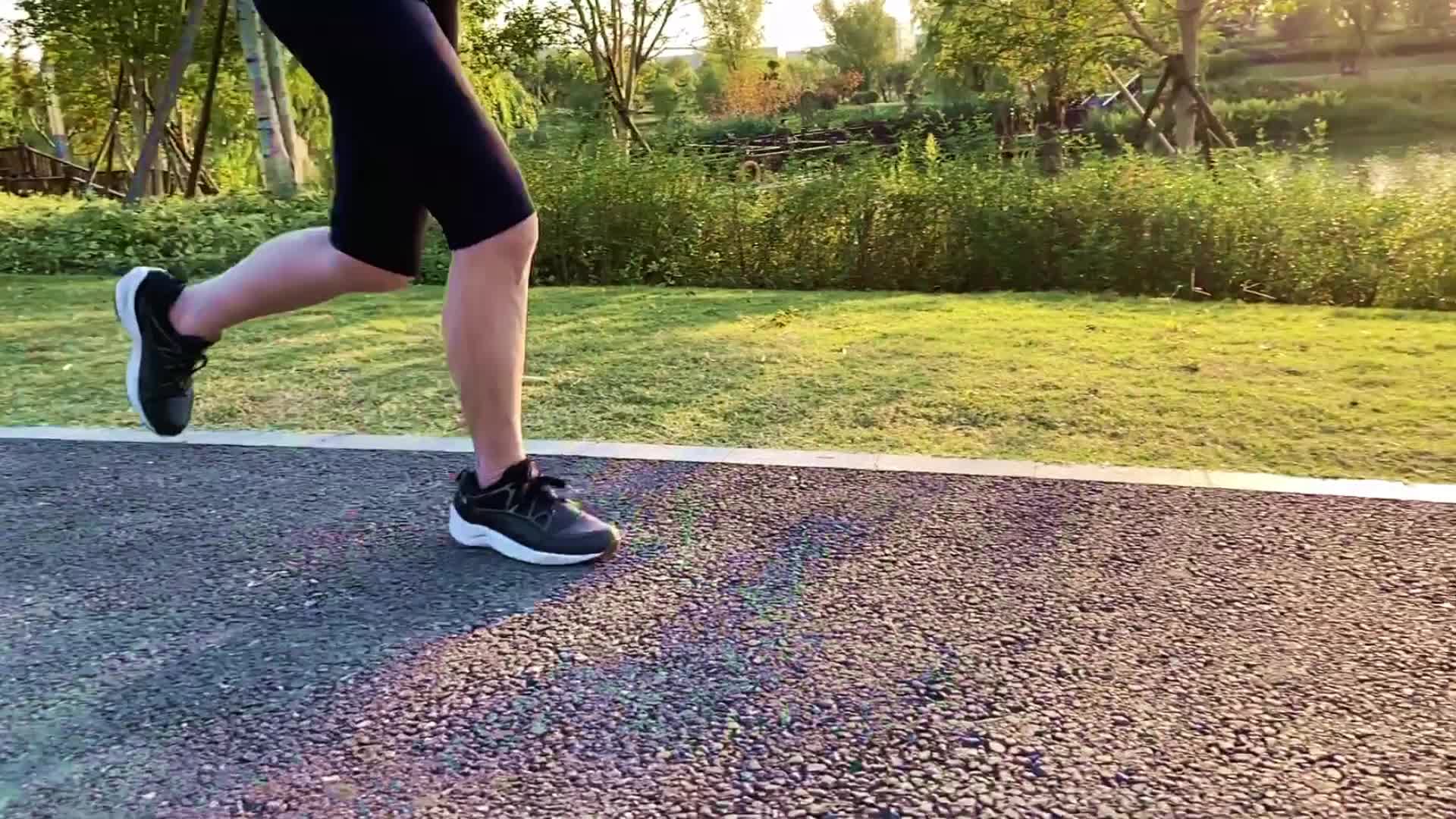 在户外跑步健身的女人脚步特写视频的预览图
