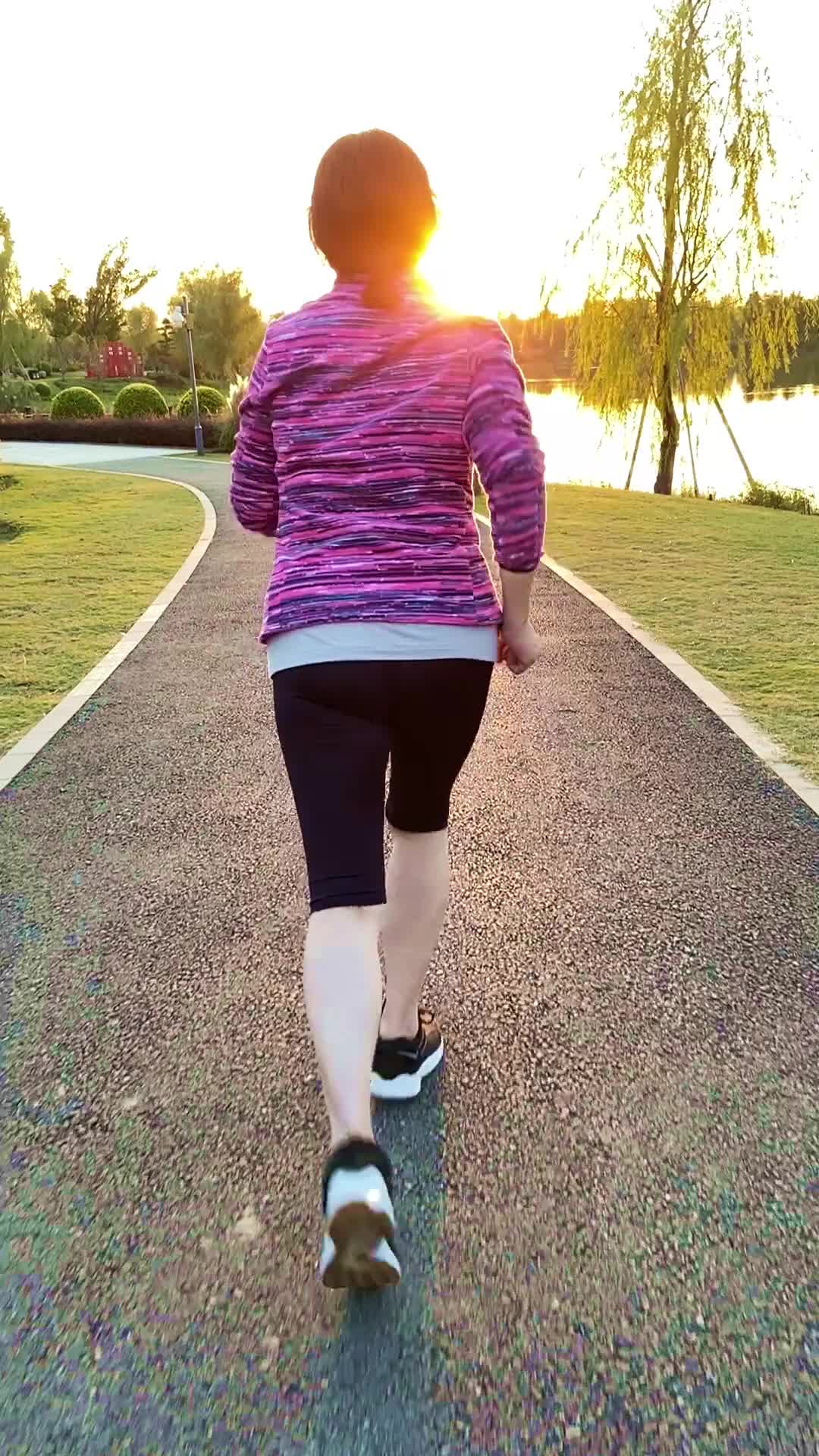 在户外公园跑步健身的女人背影视频的预览图