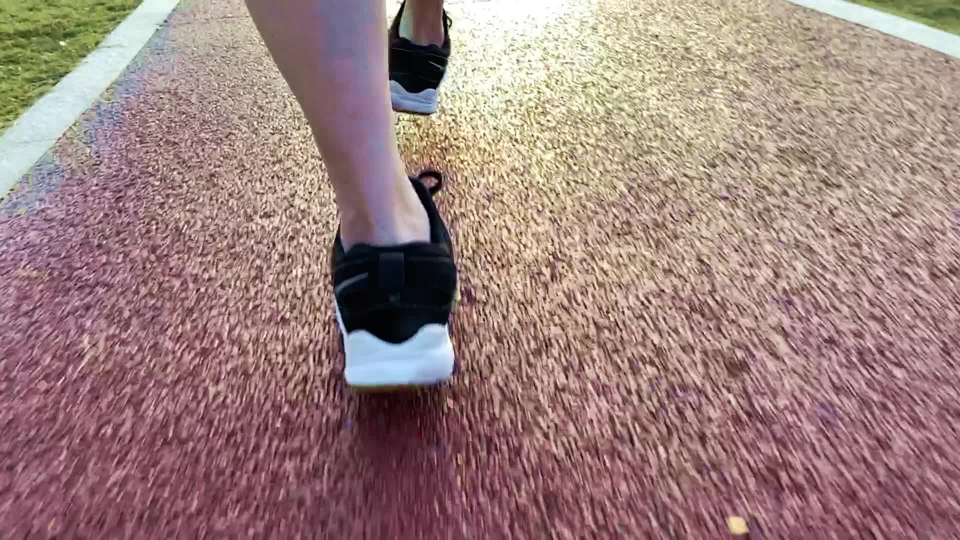 在户外散步健身的女人脚步特写视频的预览图
