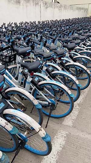 上海街头停放整齐的蓝色共享单车视频的预览图