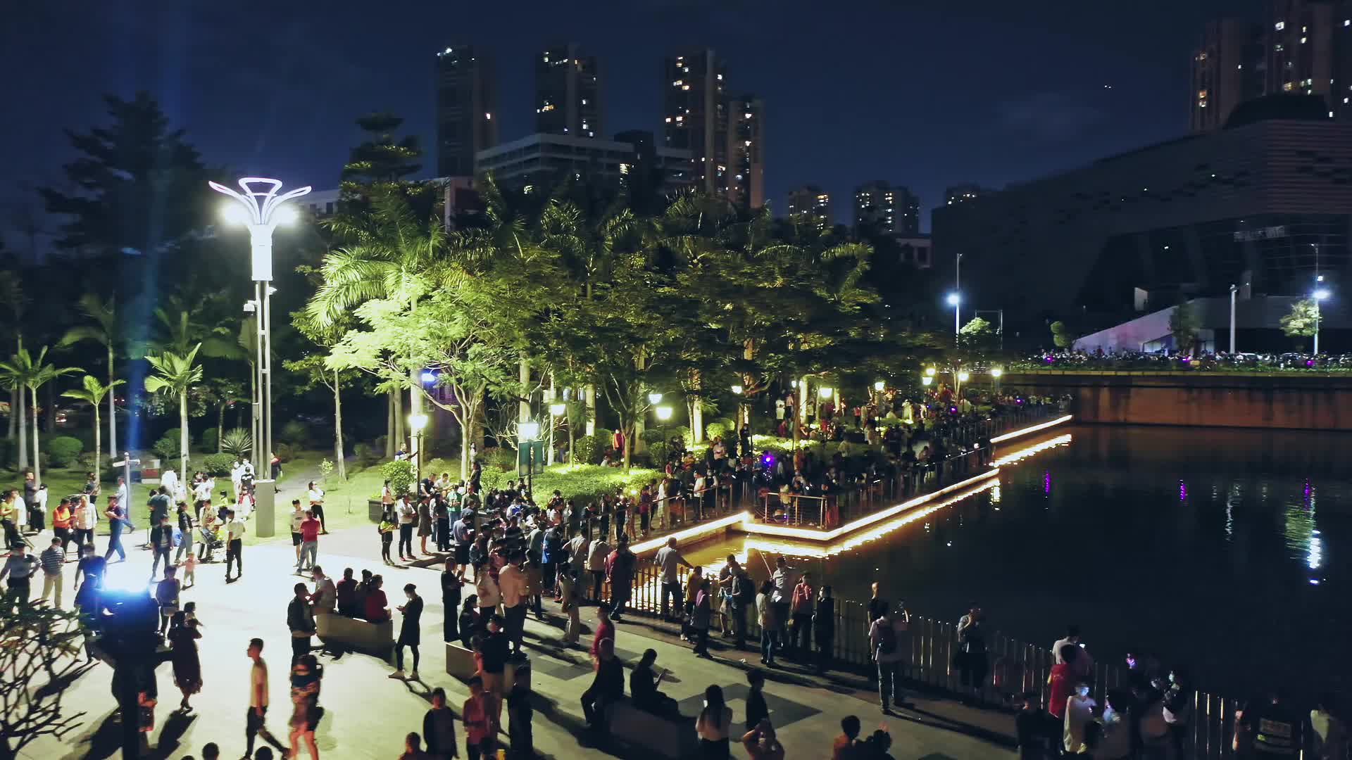深圳坪山新区城市夜景灯光秀表演活动游客观众视频视频的预览图