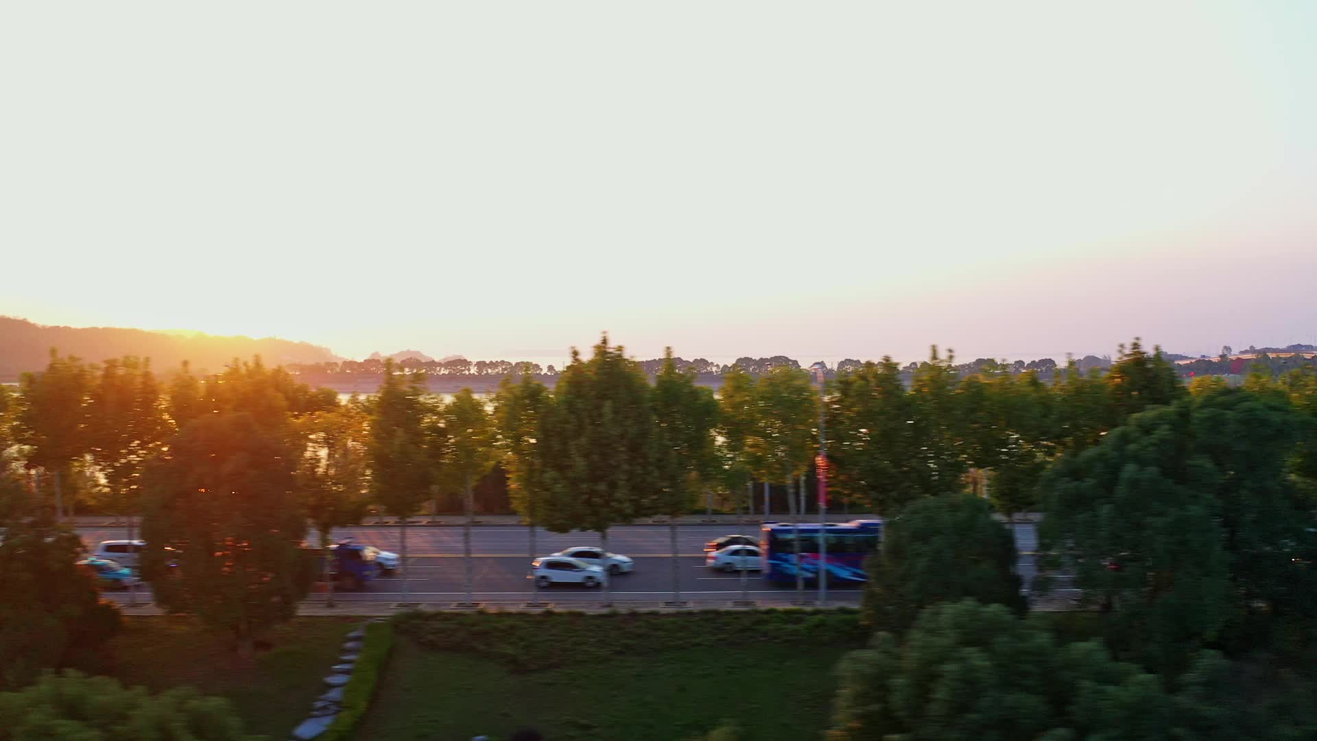 岳阳南湖夕阳下湖边城市车流视频的预览图