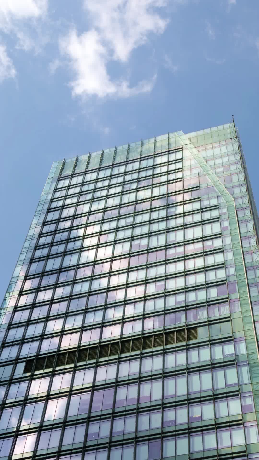 延时摄影摩天大楼蓝天白云视频的预览图