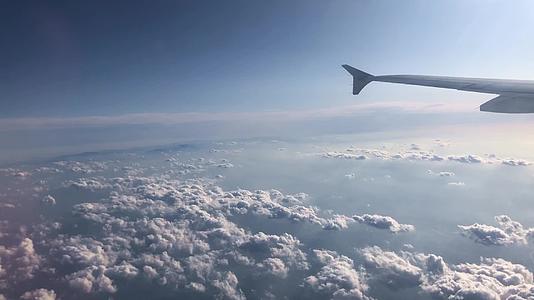 飞行中的飞机机翼和天空云彩视频的预览图