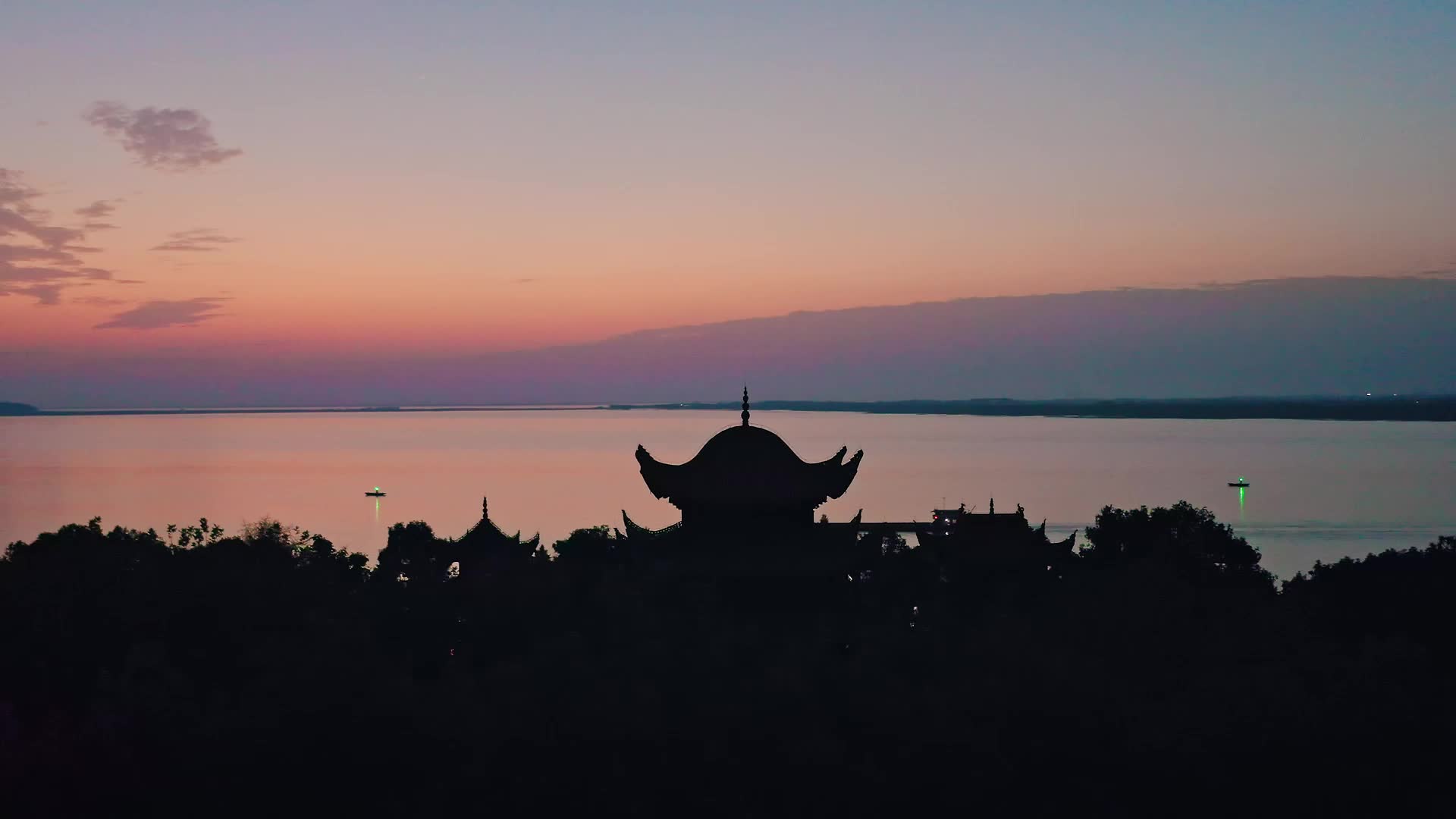 岳阳城市风光岳阳楼日落剪影实拍视频视频的预览图