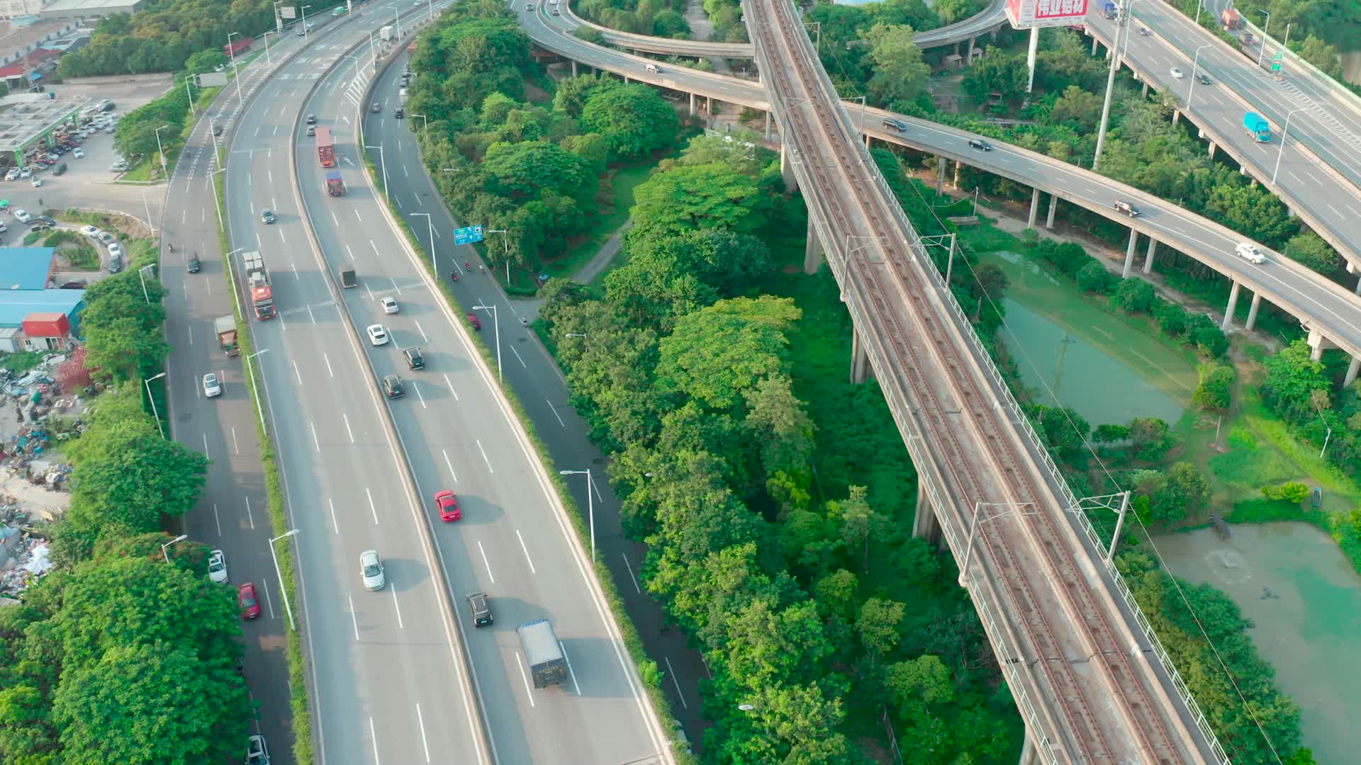 航拍乡村城市高速公路交通视频的预览图