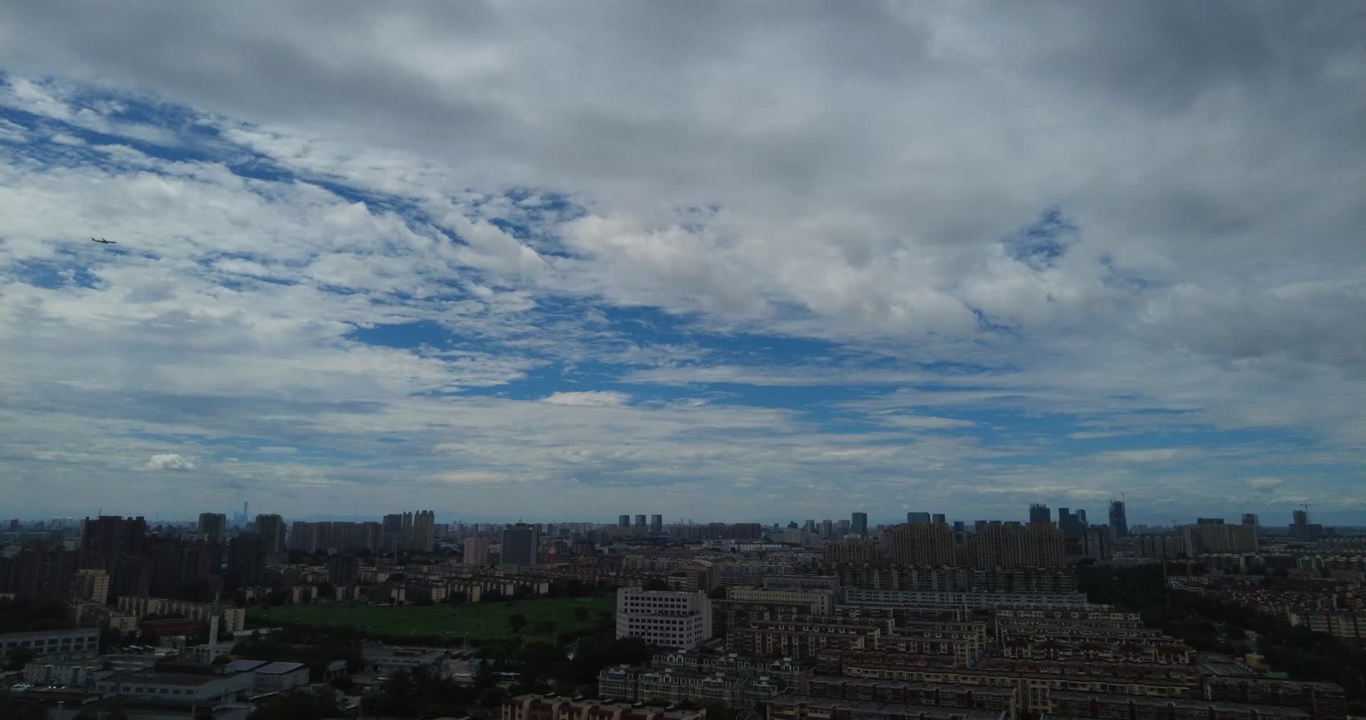 城市蓝天白云延时视频的预览图